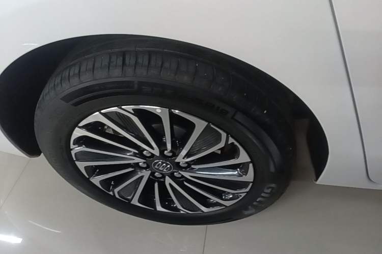 Used Buick GL8 New Energy 2025 Lu Shang Luxury Edition 7-Seater Right Rear Wheel Hub