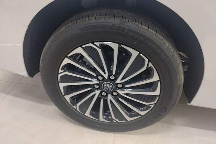Used Buick GL8 New Energy 2025 Lushang First-Drive Edition 7-Seater Right Rear Wheel Hub