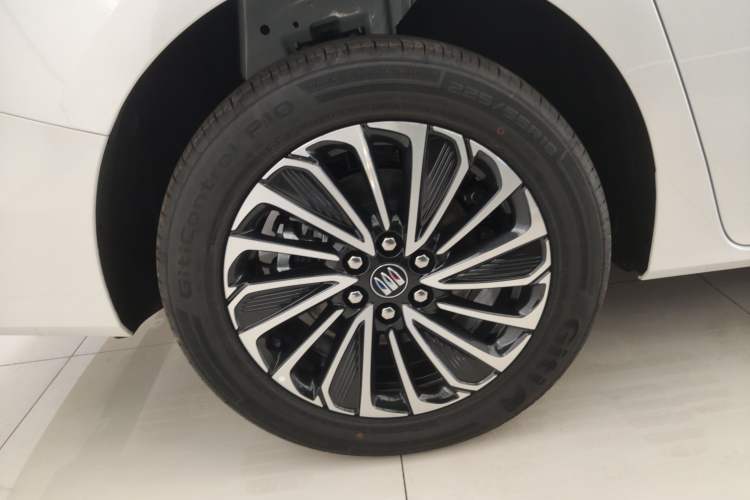 Used Buick GL8 New Energy 2025 Lu Shang Smart Enjoyment Edition 7-Seater Right Rear Wheel Hub