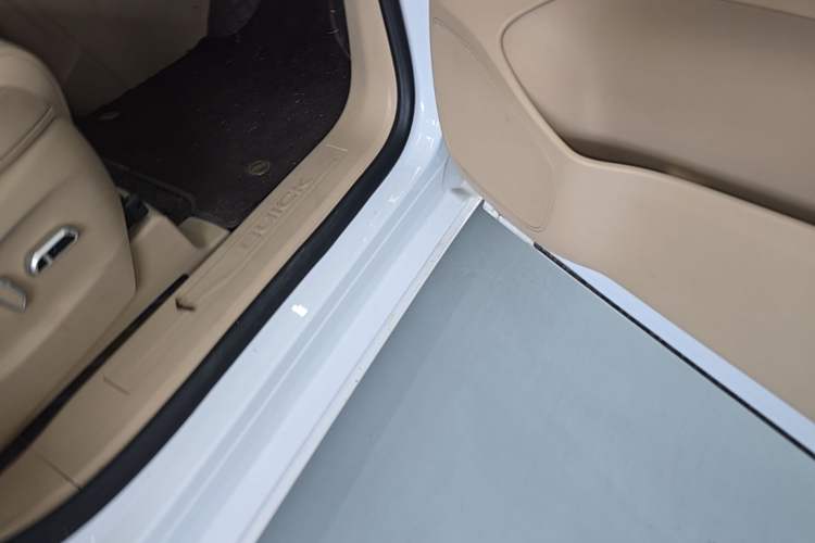 Used Buick GL8 New Energy 2025 Lu Shang Luxury Edition 7-Seater Right Side Sill