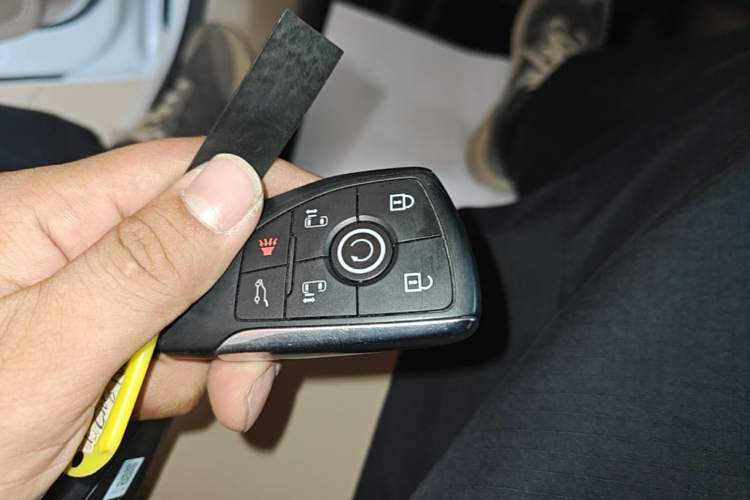 Used Buick GL8 New Energy 2025 Lu Shang Luxury Edition 7-Seater Vehicle Key