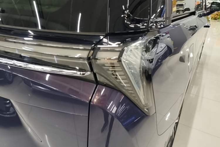 Used Buick GL8 New Energy 2026 Model Lu Zun Luxury Edition Right Rear Taillight