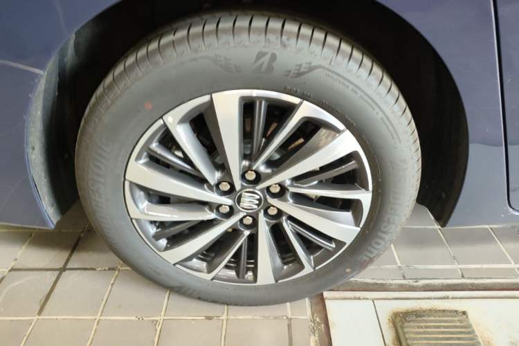 Used Buick GL8 New Energy 2026 Model Lu Zun Luxury Edition Right Rear Wheel Hub