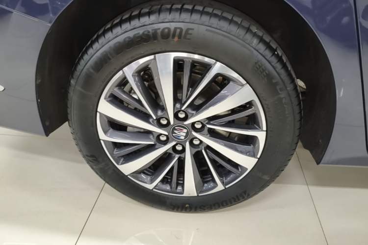 Used Buick GL8 New Energy 2026 Model Lu Zun Luxury Edition Right Rear Wheel Hub