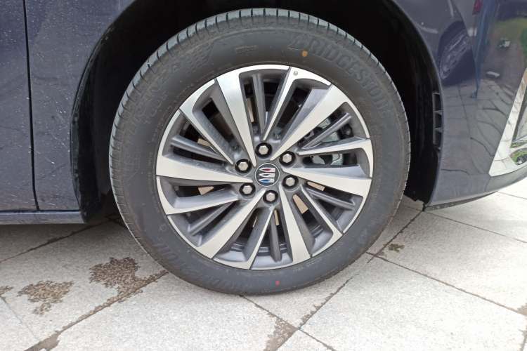 Used Buick GL8 New Energy 2026 Model Lu Zun Prestige Edition Right Front Wheel Hub