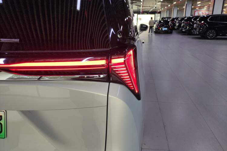Used Buick GL8 New Energy 2026 Model Lu Zun Prestige Edition Right Rear Taillight