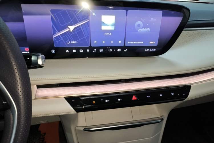Used Buick GL8 New Energy 2026 Model Lu Zun Luxury Edition Audio And AC Panel