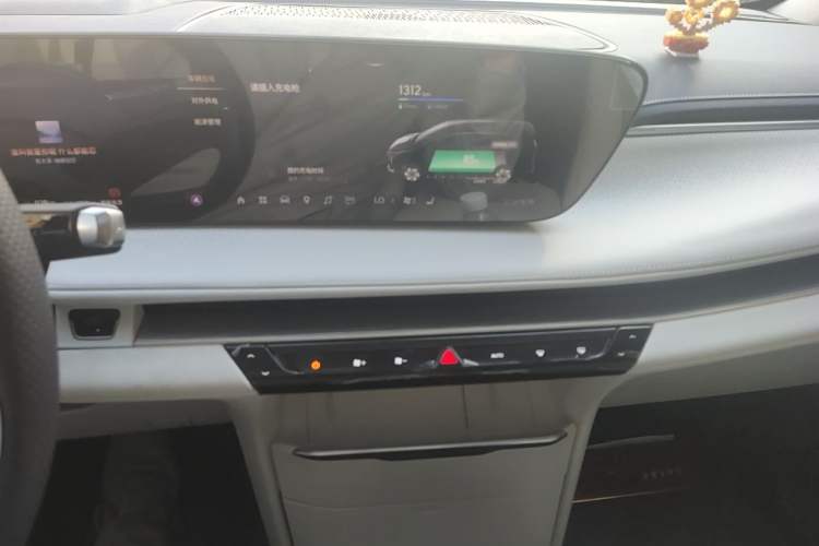 Used Buick GL8 New Energy 2026 Model Lu Zun Prestige Edition Audio And AC Panel