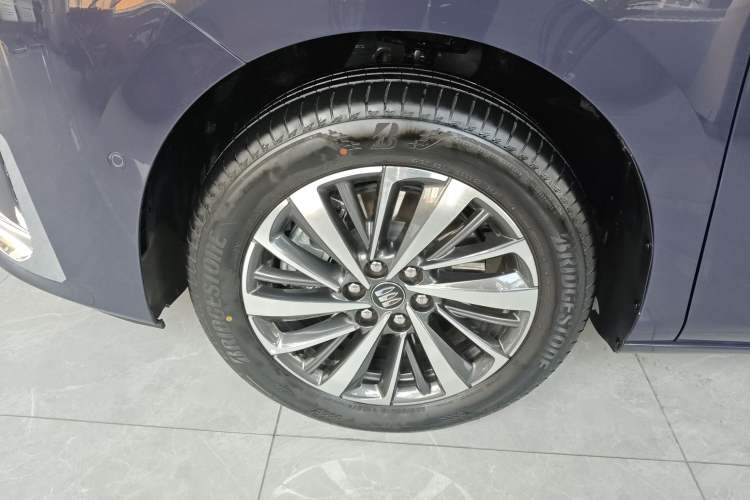 Used Buick GL8 New Energy 2026 Model Lu Zun Luxury Edition Left Front Wheel Hub