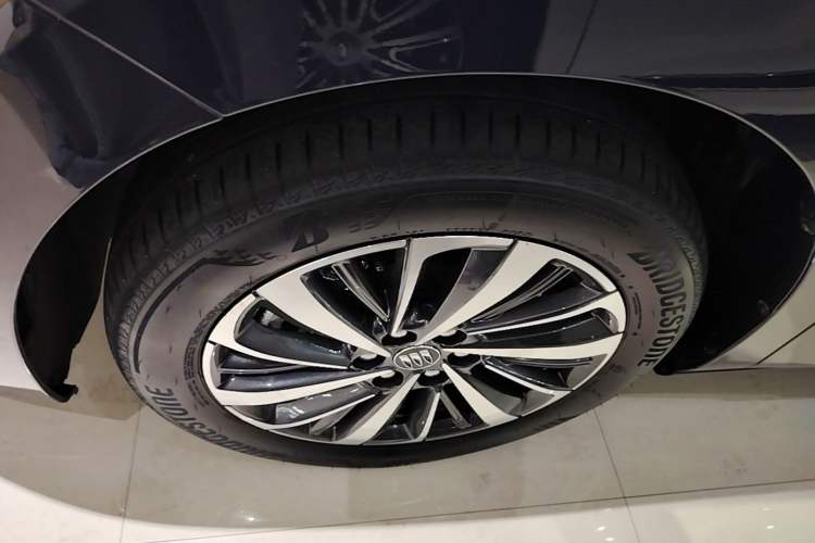 Used Buick GL8 New Energy 2026 Model Lu Zun Luxury Edition Left Front Wheel Hub