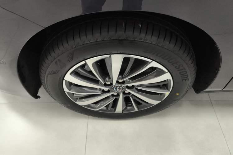 Used Buick GL8 New Energy 2026 Model Lu Zun Luxury Edition Left Front Wheel Hub