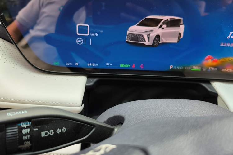 Used Buick GL8 New Energy 2026 Model Lu Zun Luxury Edition Odometer Close Up