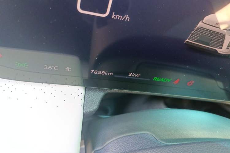 Used Buick GL8 New Energy 2026 Model Lu Zun Luxury Edition Odometer Close Up