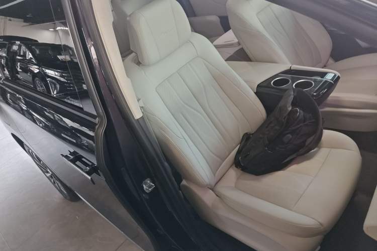 Used Buick GL8 New Energy 2026 Model Lu Zun Luxury Edition Right Front Seat