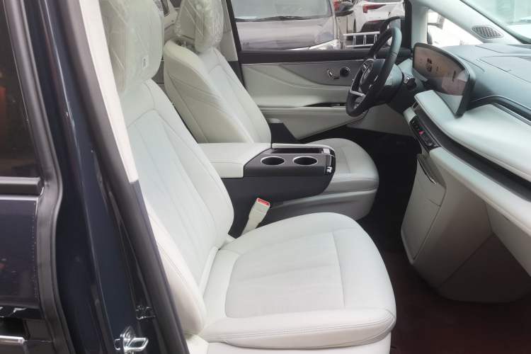 Used Buick GL8 New Energy 2026 Model Lu Zun Luxury Edition Right Front Seat