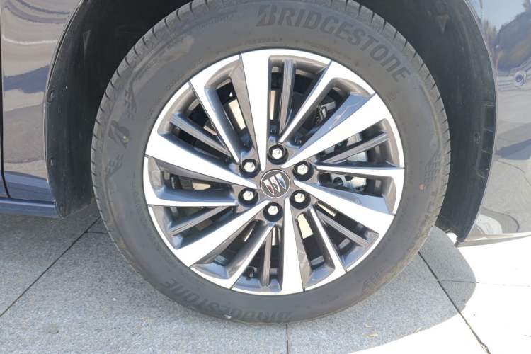 Used Buick GL8 New Energy 2026 Model Lu Zun Luxury Edition Right Front Wheel Hub