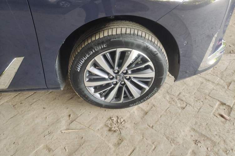 Used Buick GL8 New Energy 2026 Model Lu Zun Prestige Edition Right Front Wheel Hub