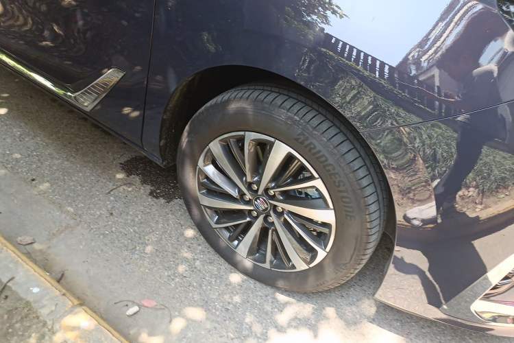Used Buick GL8 New Energy 2026 Model Lu Zun Luxury Edition Right Front Wheel Hub