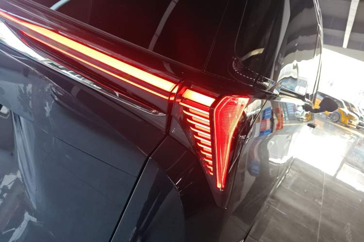 Used Buick GL8 New Energy 2026 Model Lu Zun Luxury Edition Right Rear Taillight