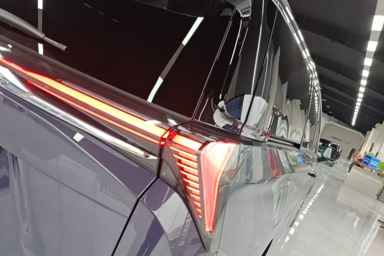 Used Buick GL8 New Energy 2026 Model Lu Zun Luxury Edition Right Rear Taillight