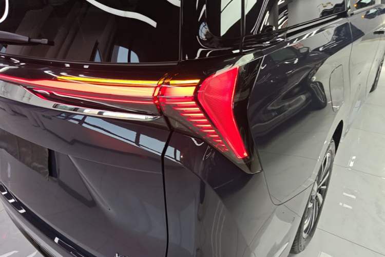 Used Buick GL8 New Energy 2026 Model Lu Zun Luxury Edition Right Rear Taillight