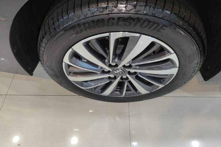Used Buick GL8 New Energy 2026 Model Lu Zun Luxury Edition Right Rear Wheel Hub