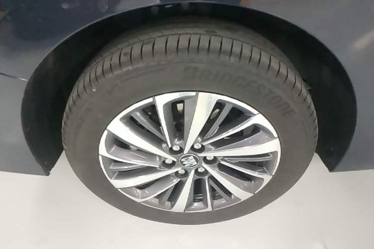 Used Buick GL8 New Energy 2026 Model Lu Zun Luxury Edition Right Rear Wheel Hub