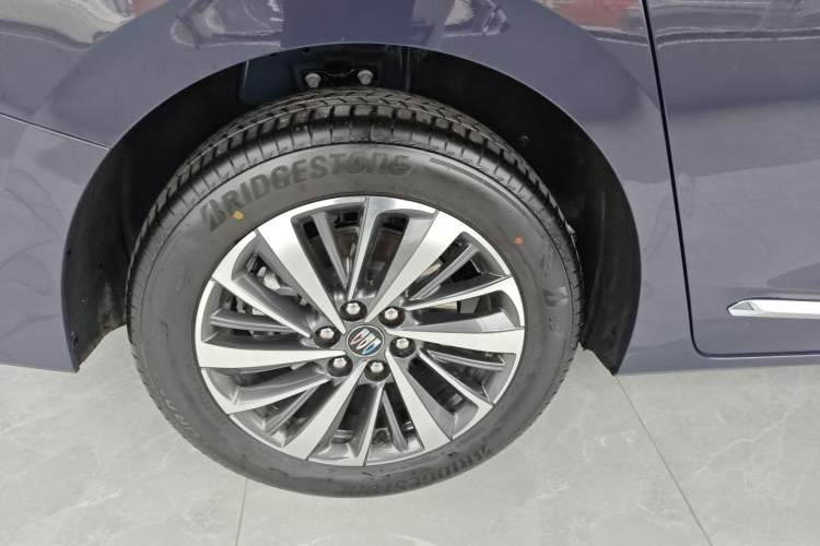 Used Buick GL8 New Energy 2026 Model Lu Zun Luxury Edition Right Rear Wheel Hub