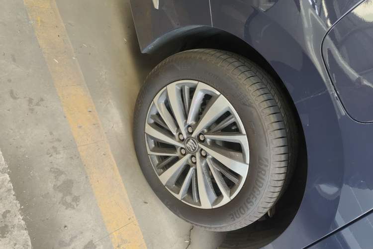 Used Buick GL8 New Energy 2026 Model Lu Zun Luxury Edition Right Rear Wheel Hub