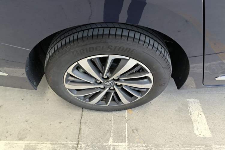 Used Buick GL8 New Energy 2026 Model Lu Zun Luxury Edition Right Rear Wheel Hub