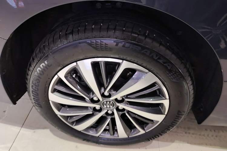 Used Buick GL8 New Energy 2026 Model Lu Zun Luxury Edition Right Rear Wheel Hub