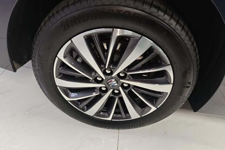 Used Buick GL8 New Energy 2026 Model Lu Zun Luxury Edition Right Rear Wheel Hub