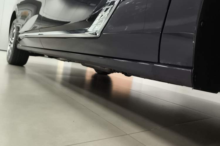 Used Buick GL8 New Energy 2026 Model Lu Zun Luxury Edition Right Side Sill
