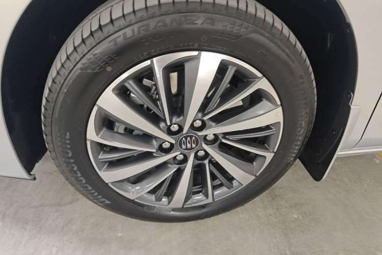 Used Buick GL8 New Energy 2026 Model Lu Zun Smart Enjoyment Edition Left Front Wheel Hub