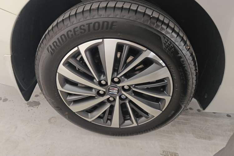 Used Buick GL8 New Energy 2026 Model Lu Zun Smart Enjoyment Edition Right Rear Wheel Hub