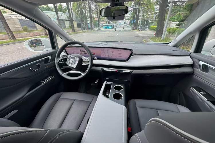 Used Buick GL8 New Energy 2026 Model Lu Zun Smart Enjoyment Edition Center Console