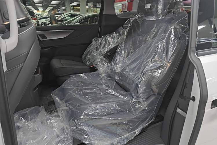 Used Buick GL8 New Energy 2026 Model Lu Zun Smart Enjoyment Edition Left Rear Seat