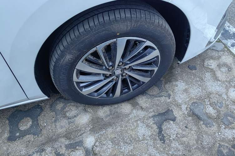 Used Buick GL8 New Energy 2026 Model Lu Zun Prestige Edition Right Front Wheel Hub