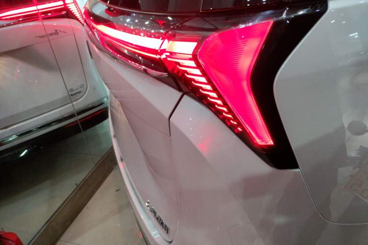 Used Buick GL8 New Energy 2026 Model Lu Zun Smart Enjoyment Edition Right Rear Taillight