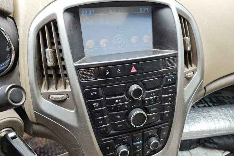 Used Buick GT 2010 GT 1.6L Automatic Fashion Edition Audio And AC Panel
