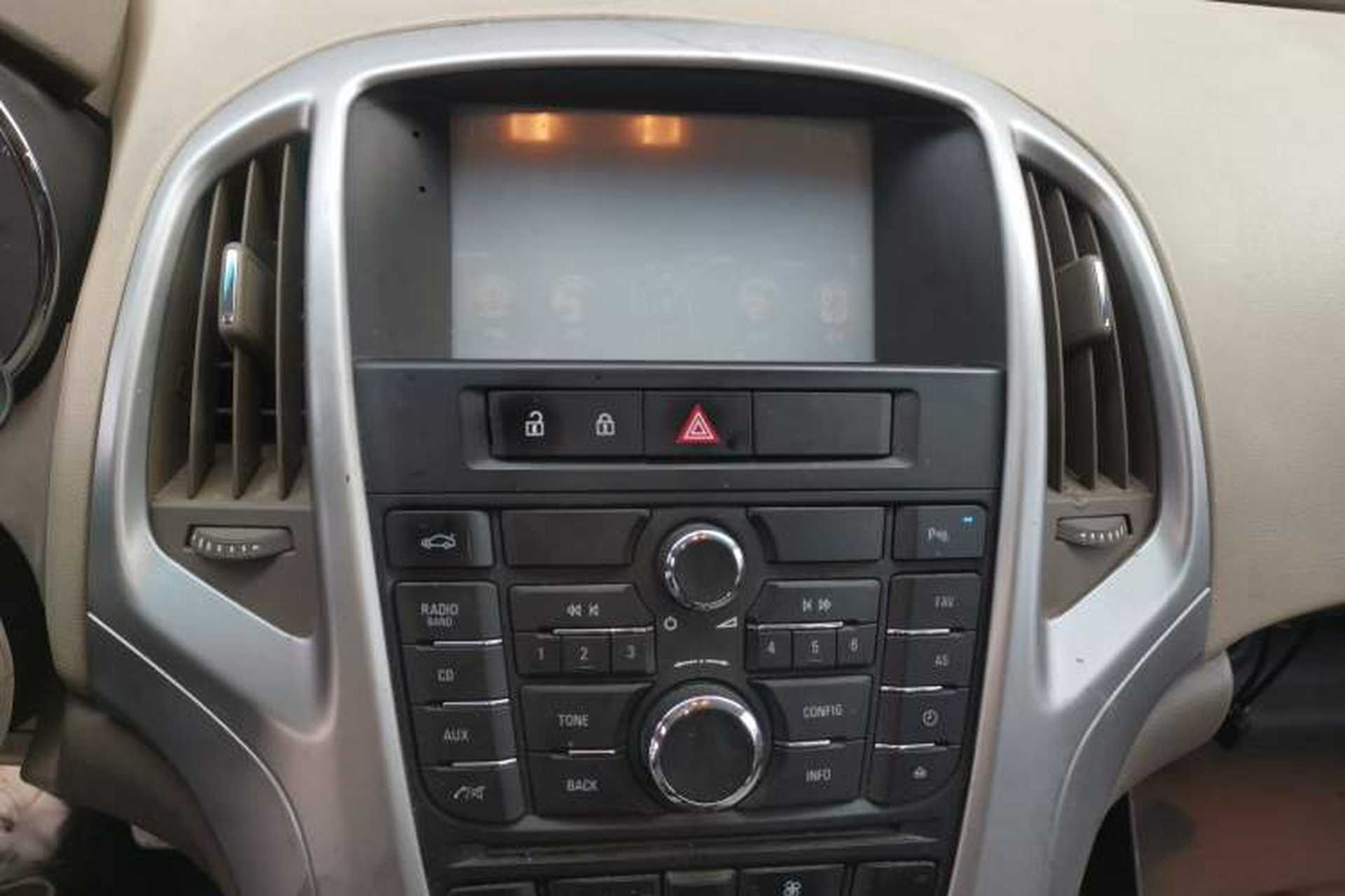 Used Buick GT 2010 GT 1.6L Manual Entry-Level Model Audio And AC Panel