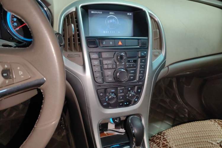 Used Buick GT 2010 GT 1.6L Automatic Fashion Edition Audio And AC Panel