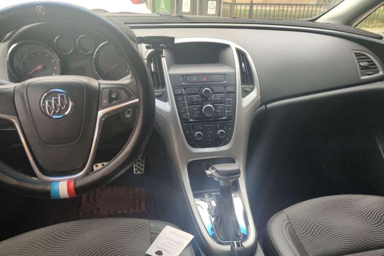 Used Buick GT 2010 XT 1.6T Fashion Sport Edition Center Console