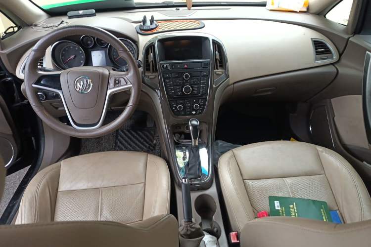 Used Buick GT 2010 GT 1.8L Automatic Luxury Edition Center Console