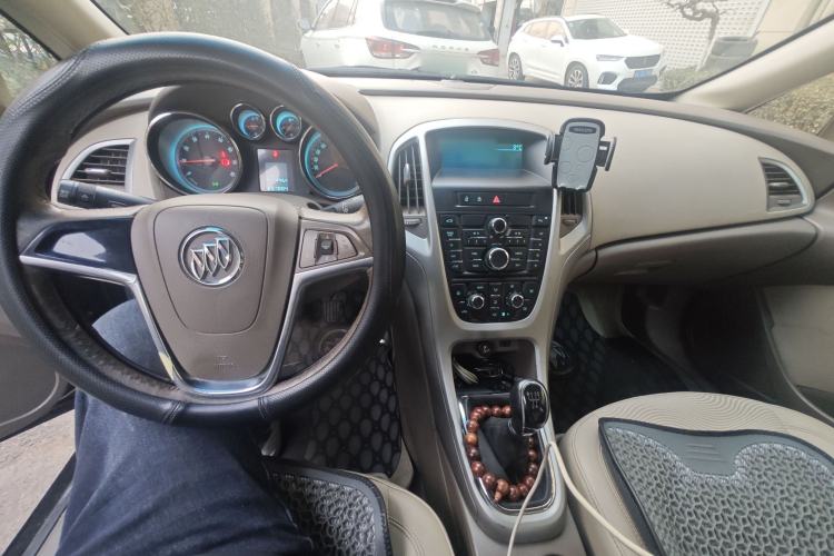 Used Buick GT 2010 GT 1.6L Manual Entry-Level Model Center Console