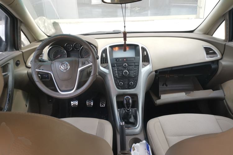 Used Buick GT 2010 GT 1.6L Manual Entry-Level Model Center Console