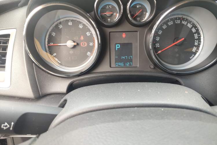 Used Buick GT 2010 XT 1.6T Fashion Sport Edition Odometer Close Up
