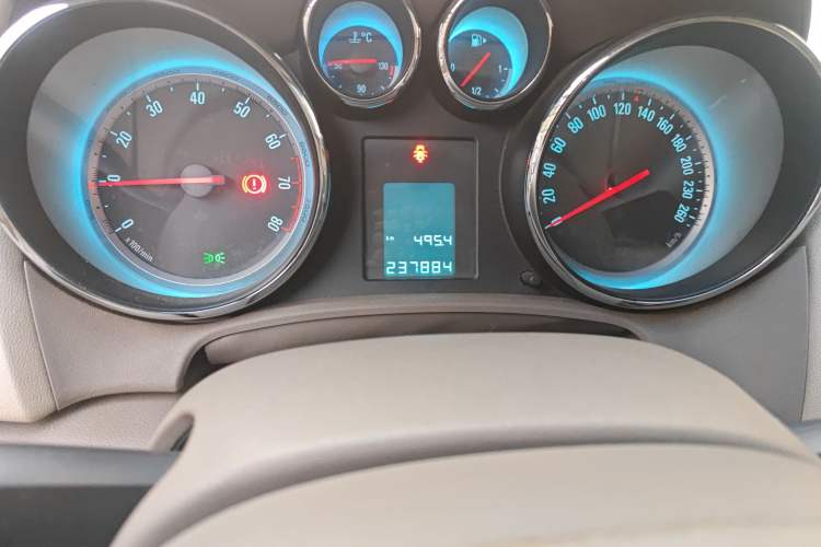 Used Buick GT 2010 GT 1.6L Manual Entry-Level Model Odometer Close Up