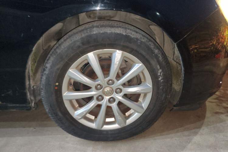 Used Buick GT 2010 GT 1.6L Manual Entry-Level Model Right Front Wheel Hub