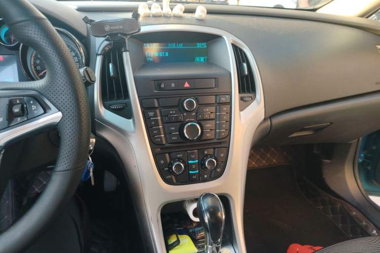 Used Buick GT 2010 XT 1.6L Automatic Fashion Edition Audio And AC Panel